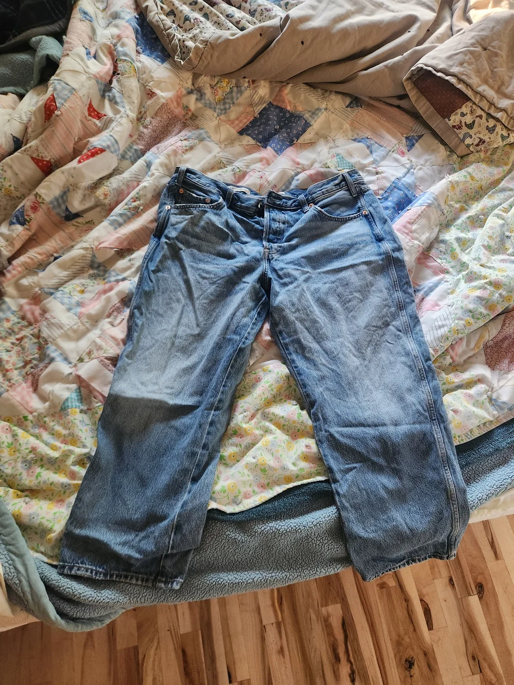 Universal Thread Women's Light Blue Boyfriend Jeans - Picture 2 of 3
